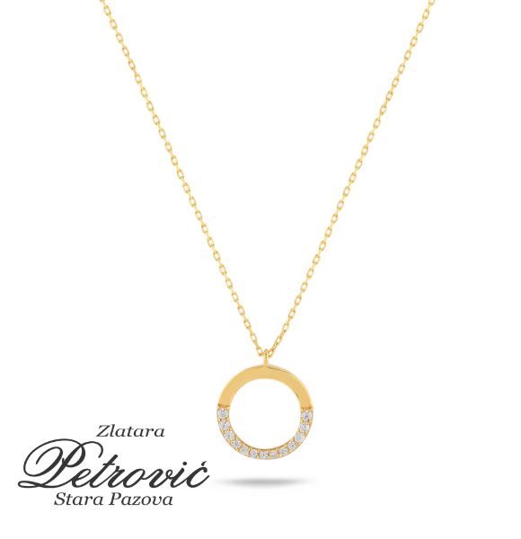 Zlatni lančić sa okruglim priveskom delimično ukrašenim cirkonima, prikazan na beloj pozadini.