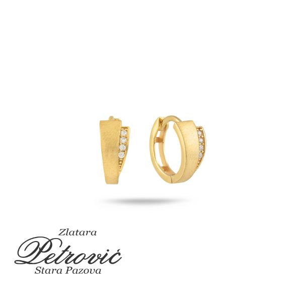 Zlatne minđuše alke sa matiranom površinom i nizom sitnih cirkona sa strane, prikazane na beloj pozadini