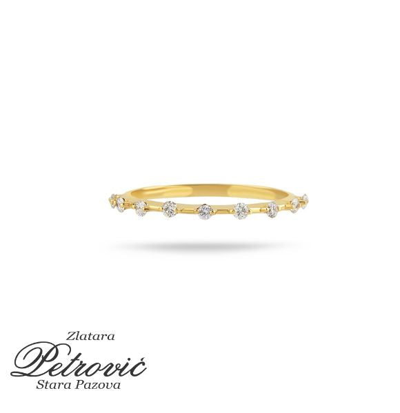 Tanki zlatni prsten sa raspoređenim cirkonima po obodu.