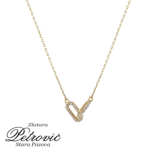 Zlatni lančić sa priveskom od dve povezane alke postavljen na beloj pozadini, prikazuje jednostavan i savremen dizajn.