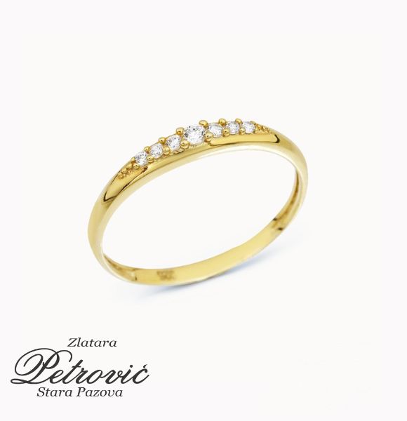 Zlatni prsten sa cirkonima u nizu prikazan na beloj pozadini