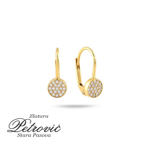 Zlatne minđuše sa visećim okruglim priveskom ukrašenim sitnim cirkonima, na beloj pozadini
