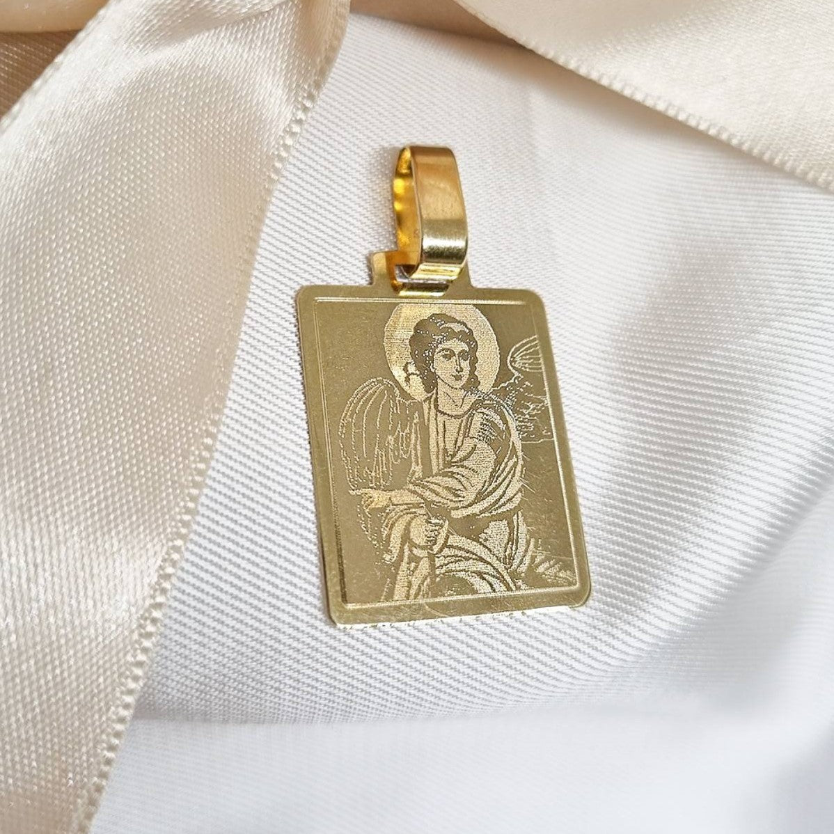 Zlatni privezak Beli Anđeo pravougaona pločica
