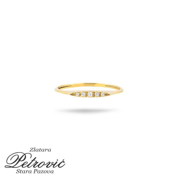 Zlatni prsten sa pet cirkona na beloj pozadini