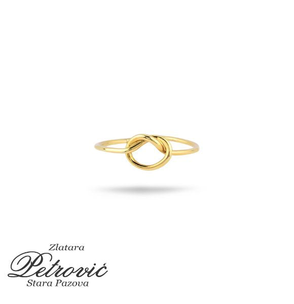 Zlatni prsten sa čvorom u sredini prikazan na beloj pozadini