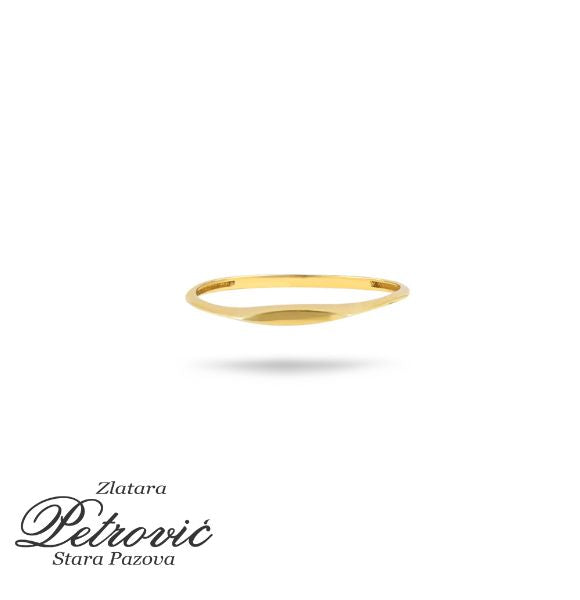 Zlatni minimalistički prsten sa jednostavnim sjajnim završetkom.