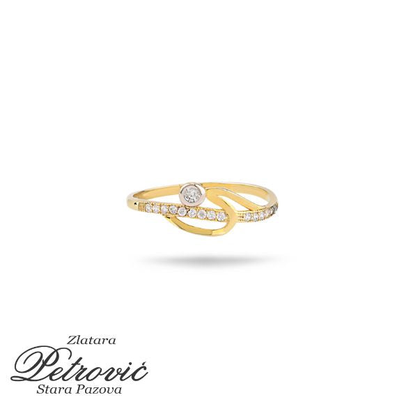 Zlatni prsten sa cirkonima i asimetričnim dizajnom u obliku talasa.
