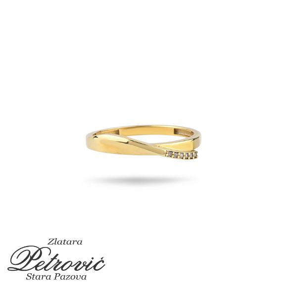 Zlatni prsten sa preklopljenim dizajnom i nizom sitnih cirkona pri vrhu