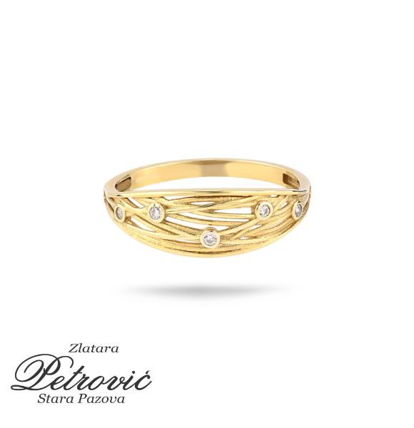 Zlatni prsten sa matiranom površinom, urezanim linijama i rasutim cirkonima