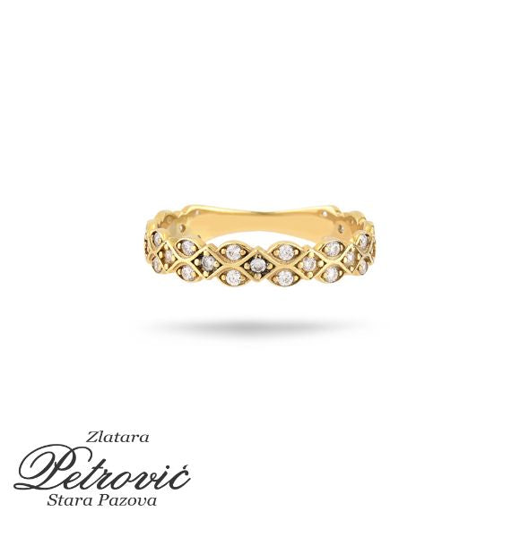 Zlatni prsten sa romboidnim šarama i cirkonima raspoređenim oko celog prstena