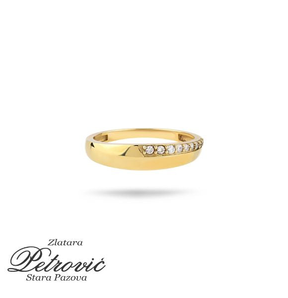 Zlatni prsten sa nizom cirkona na jednoj strani i ravnom površinom