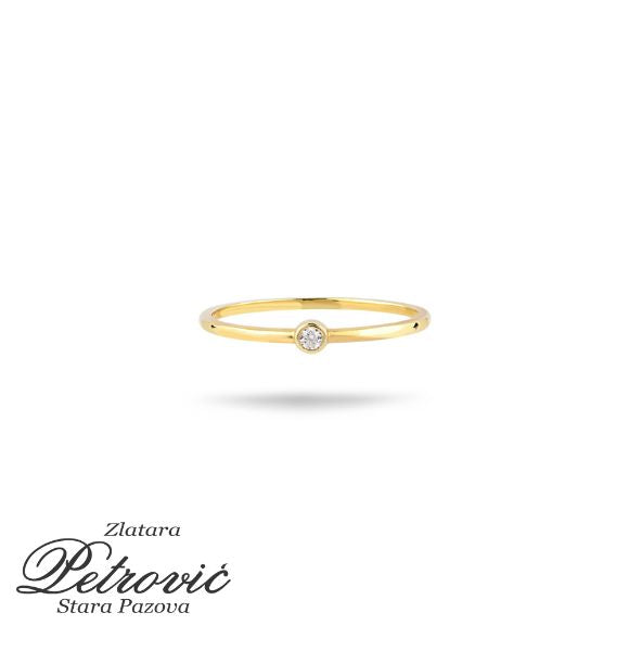 Tanki zlatni prsten sa centralnim cirkonom u okruglom okovu.