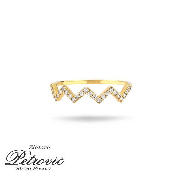 Zlatni prsten sa cik-cak šarom i cirkonima na beloj pozadini