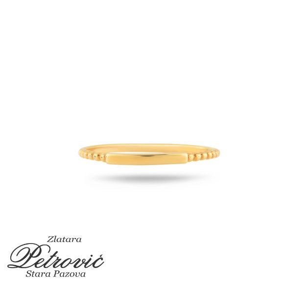 Zlatni prsten sa glatkom pločicom u sredini i sitnim kugličastim detaljima po obodu, na beloj pozadini