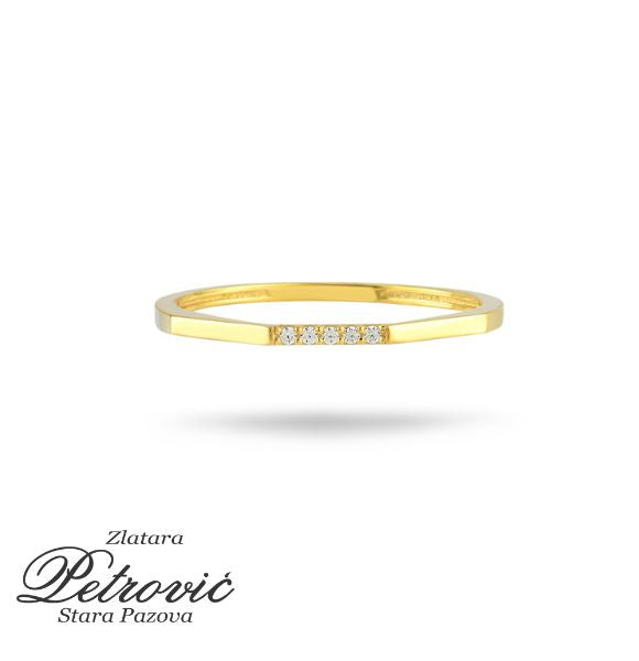 Zlatni prsten sa pet sitnih cirkona u nizu, na beloj pozadini.