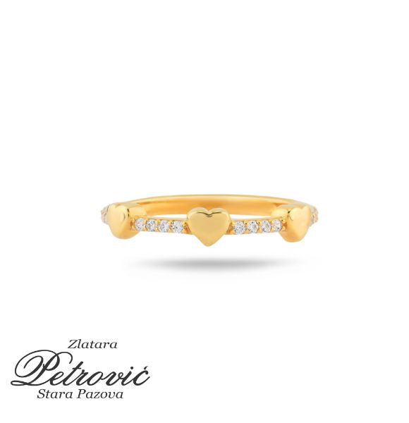 Zlatni prsten sa srcima i cirkonima prikazan na beloj pozadini