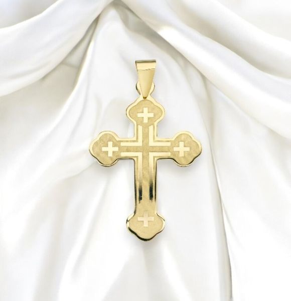 Zlatni privezak u obliku pravoslavnog krsta sa ugraviranim krstićima na krajevima.