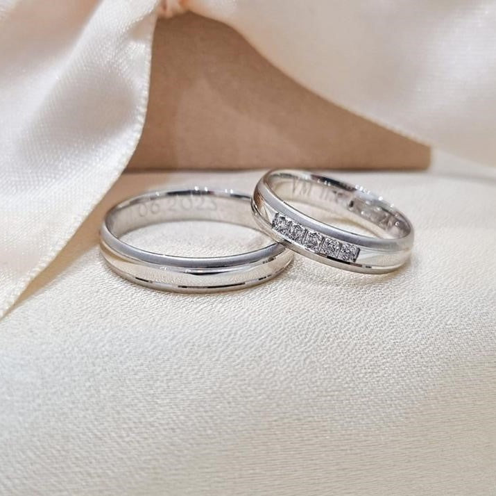 Par burmi od belog zlata, od kojih je jedna ukrašena sa pet cirkona u nizu, dok druga ima jednostavan, klasičan dizajn.