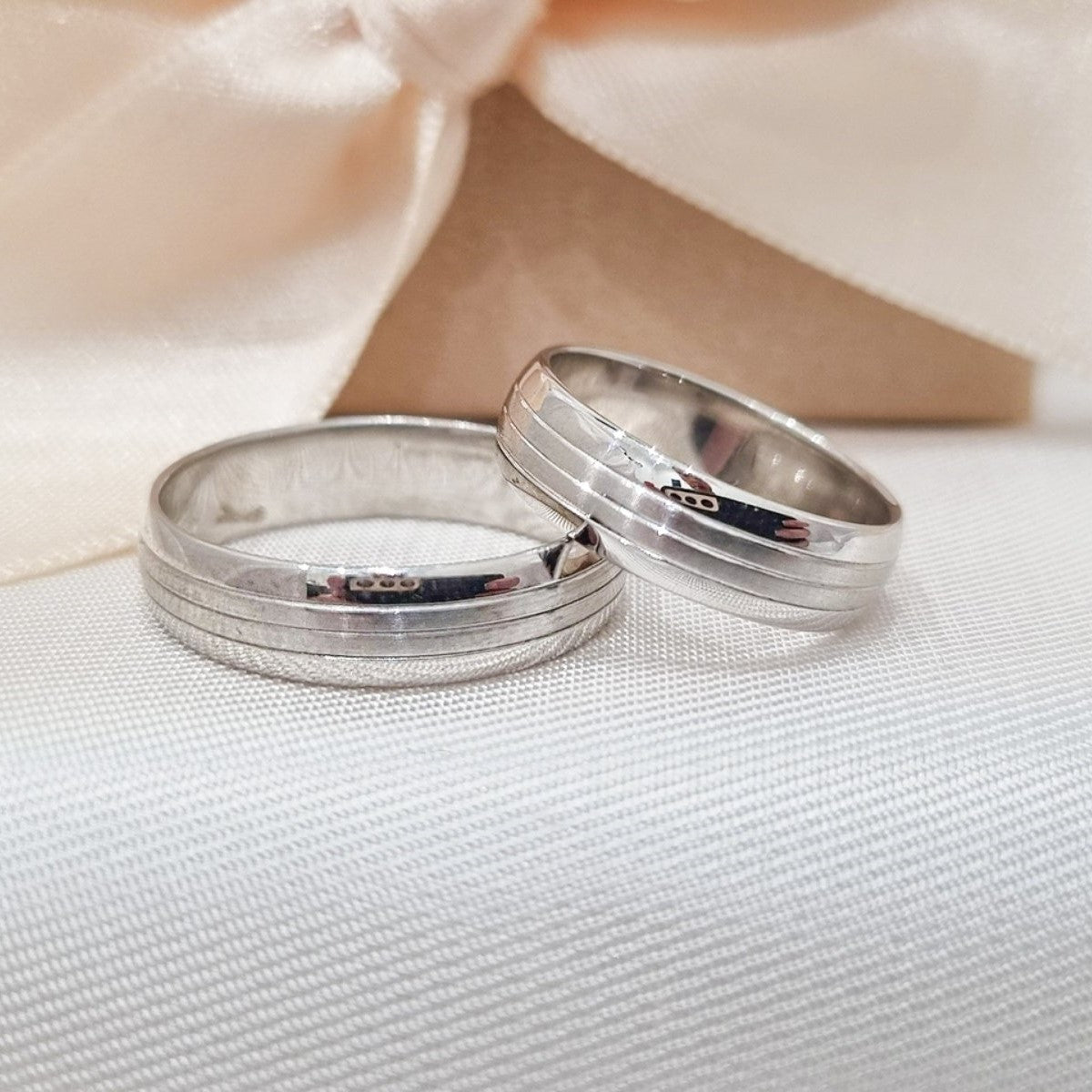 Burme belo zlato oblih ivica sa linijama