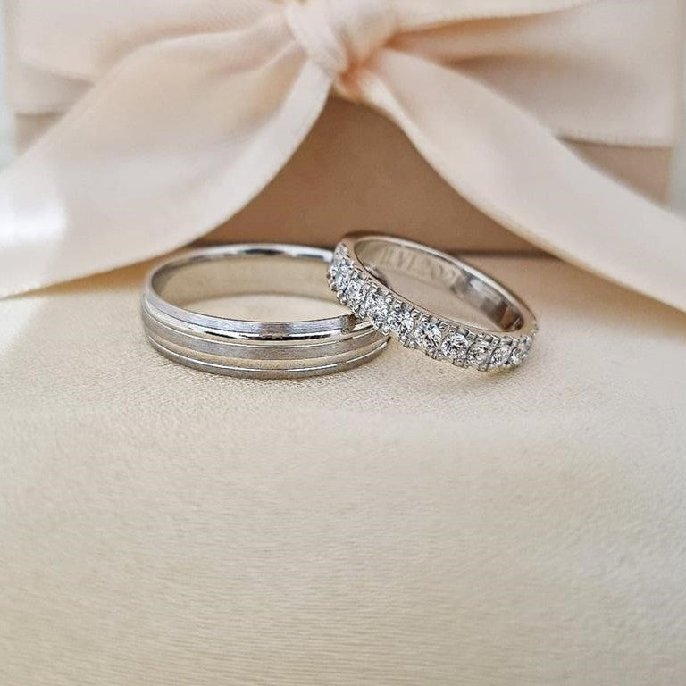 Burme belo zlato sa linijama i kristalima, na nežnoj, bež pozadini, sa mašnom