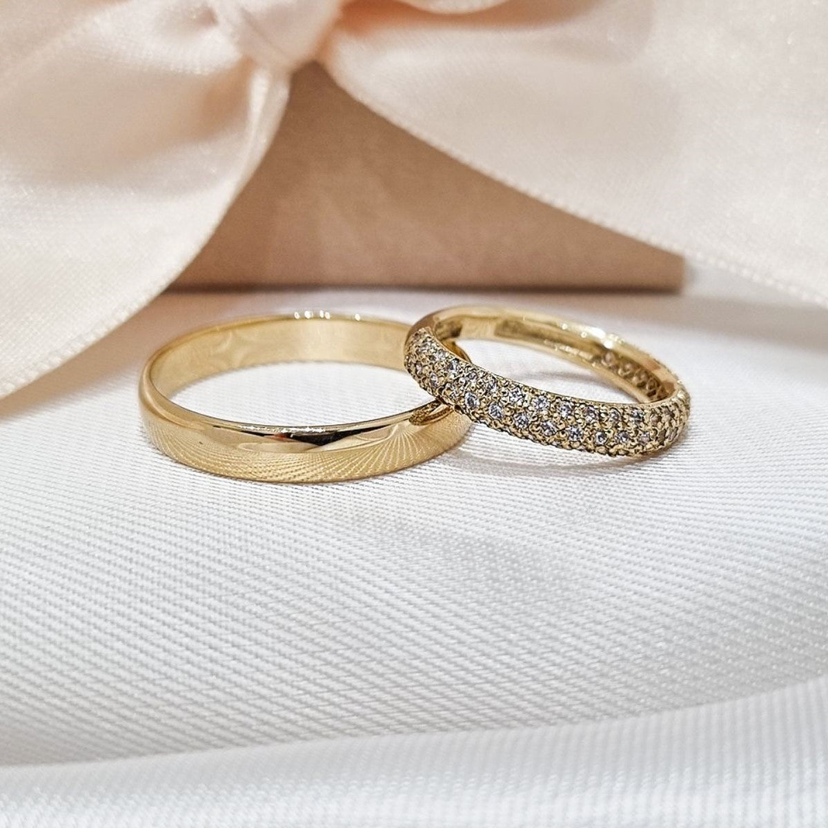 Zlatne burme sa glatkom površinom i burma sa cirkonima na žutom zlatu, idealan par za savršeno venčanje.