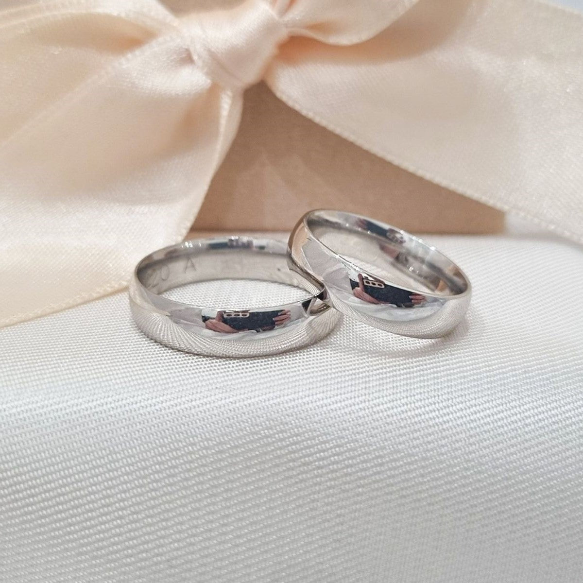 Burme od belog zlata klasičnog dizajna zaobljenih ivica.