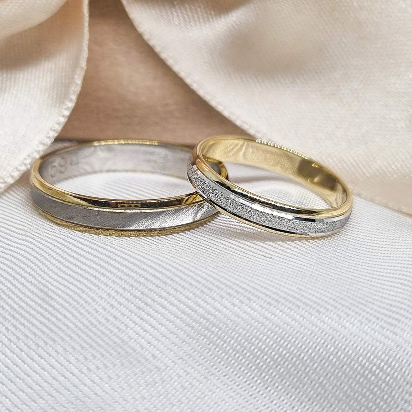 Par burmi izrađenih u kombinaciji žutog i belog zlata sa elegantnim mat detaljima i glatkim rubovima.