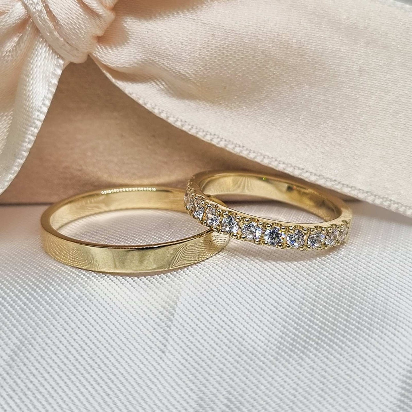 Burme žuto zlato sa kristalima i klasičnim dizajnom