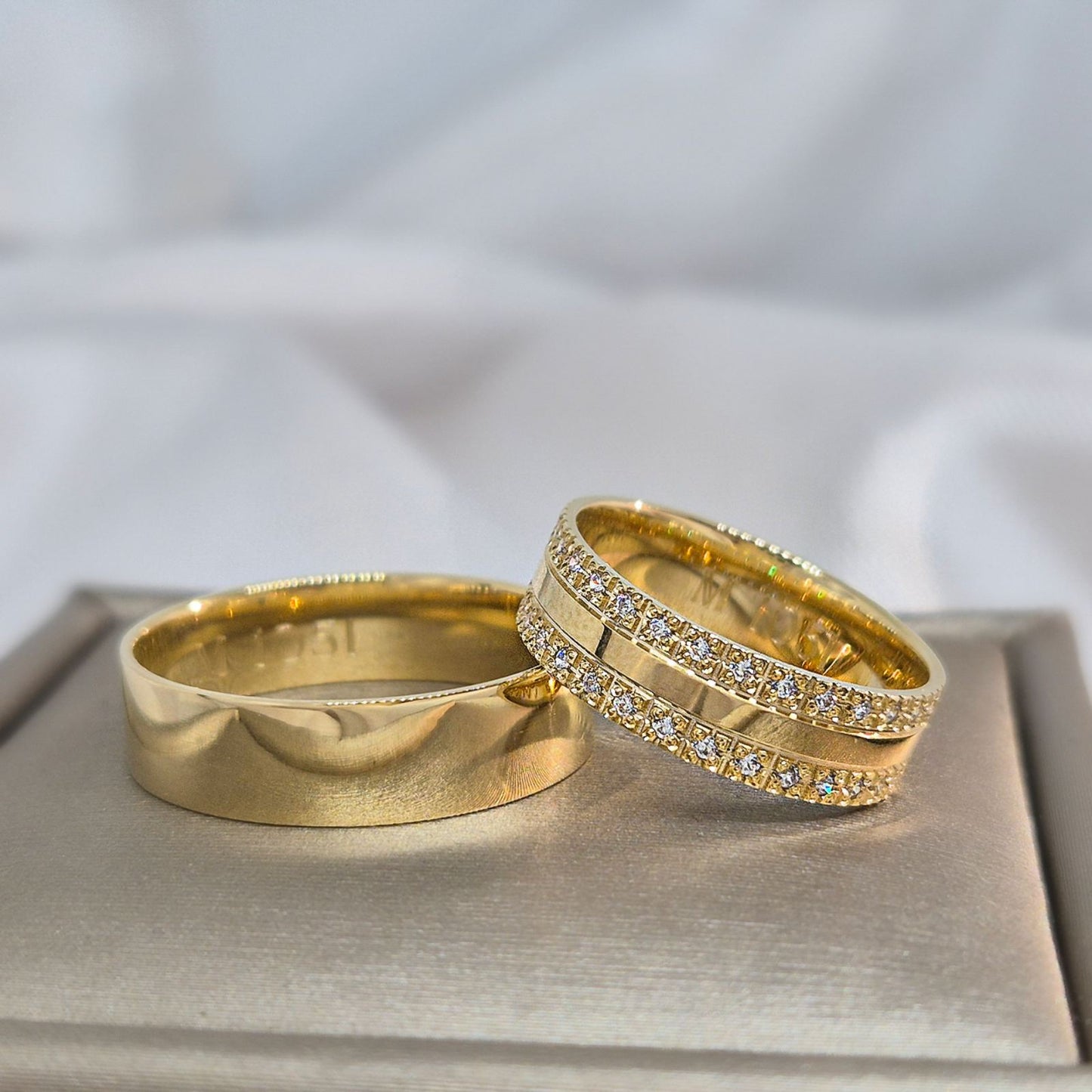 Zlatne burme na jastučiću, muška sa glatkom površinom, ženska sa dva reda sitnih cirkona, savršen izbor za venčanje.