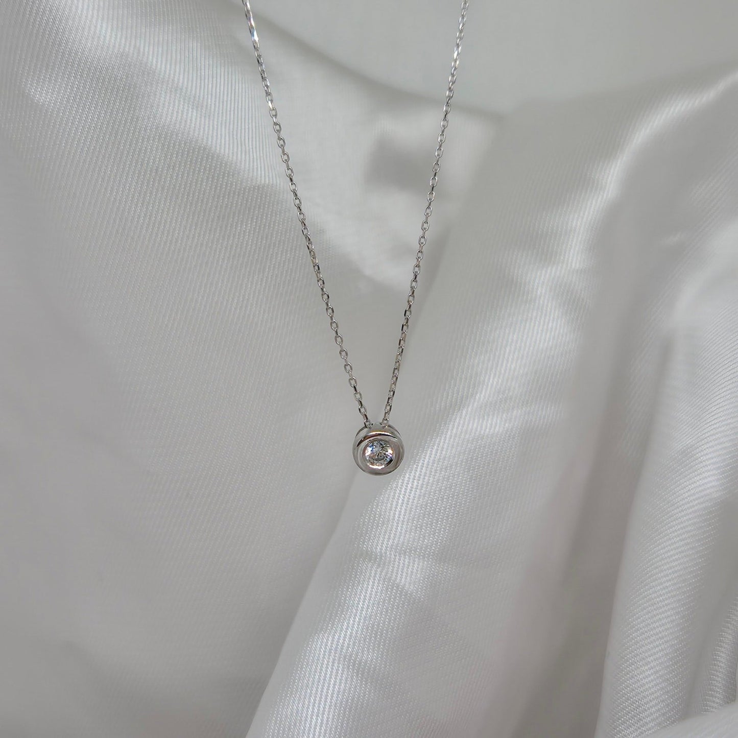 Ogrlica od belog zlata sa cirkonom u sredini