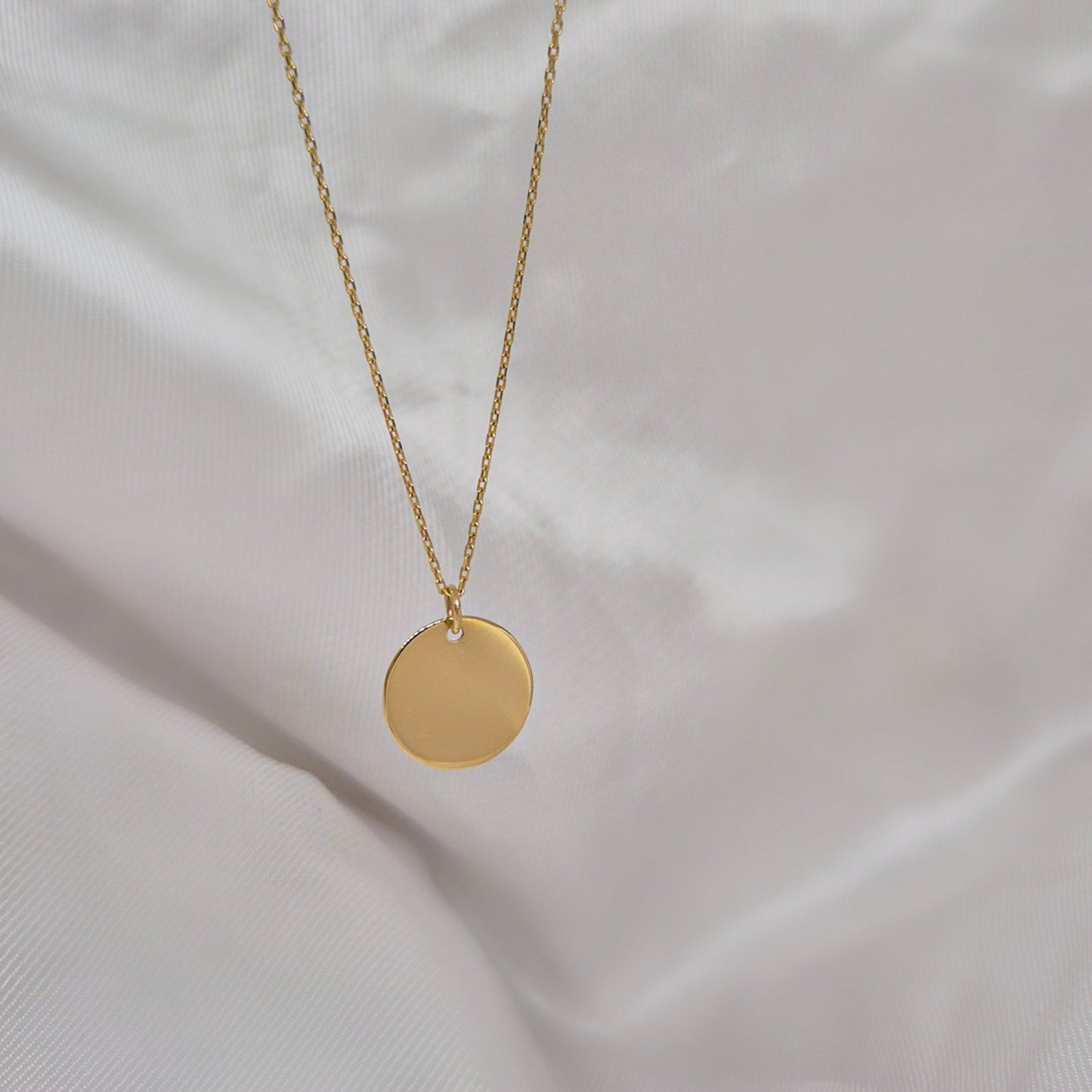 Zlatna ogrlica - mini okrugla pločica od žutog zlata