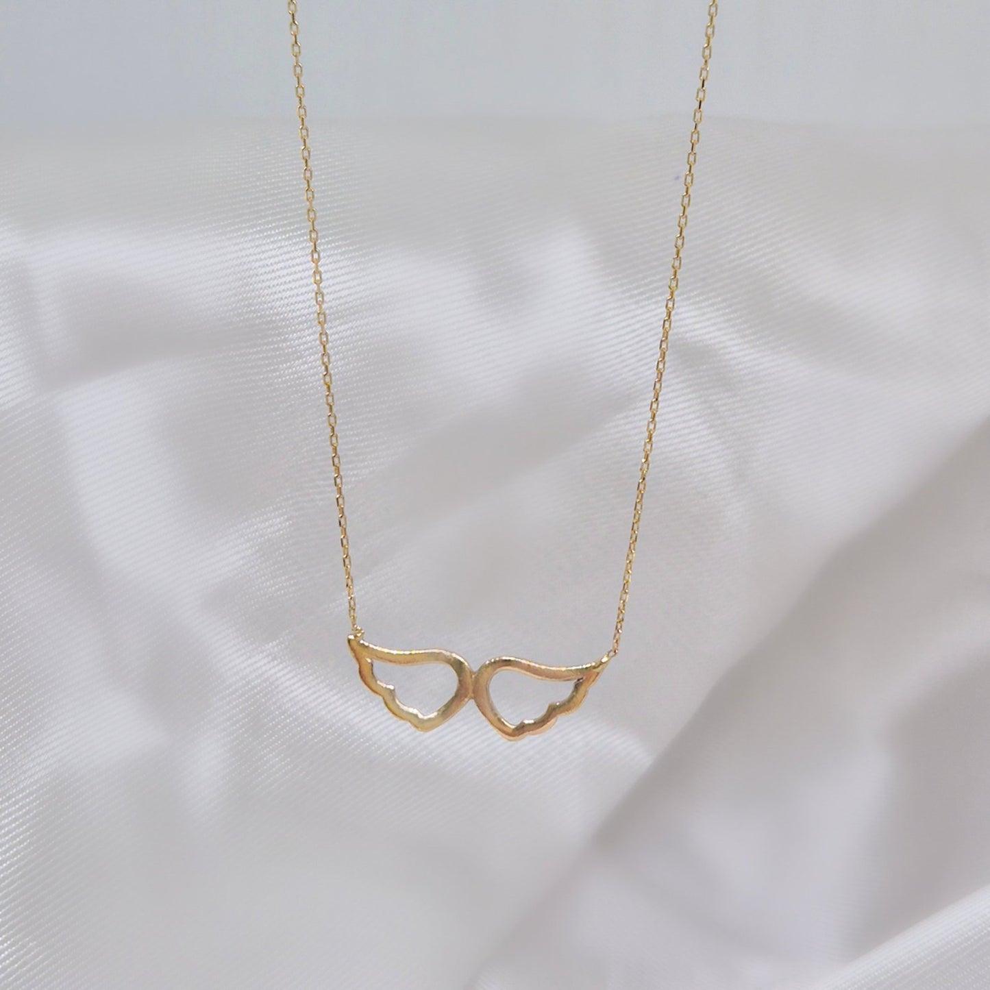 Zlatna ogrlica sa motivom krila anđela od žutog zlata