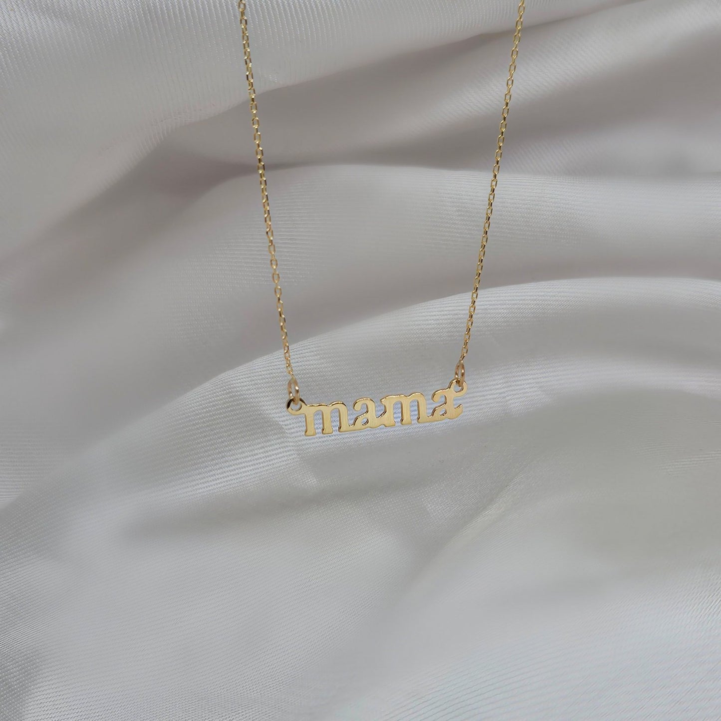 Zlatna ogrlica sa priveskom mama od žutog zlata
