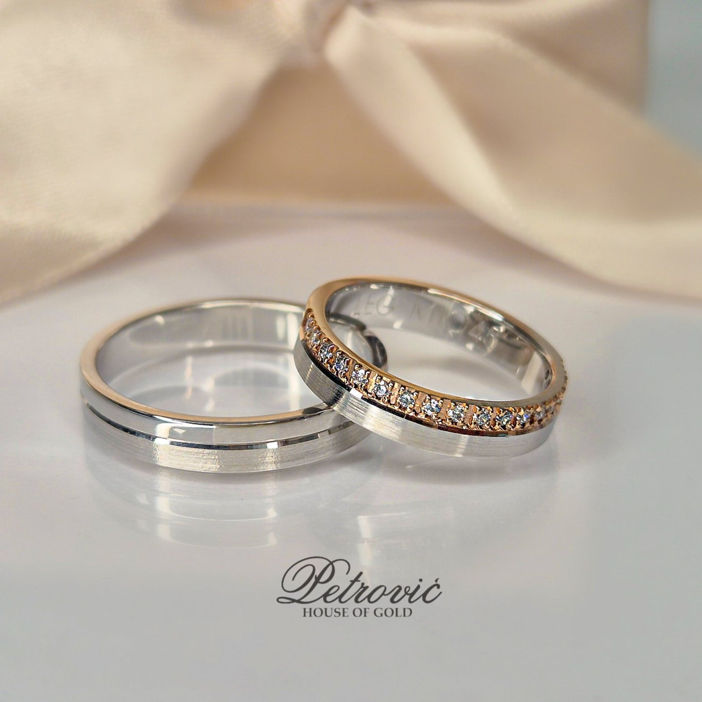 Zlatne burme od belog zlata, muška burma sa matiranim središnjim delom, ženska burma sa roze zlatom i nizom cirkona duž ivice.