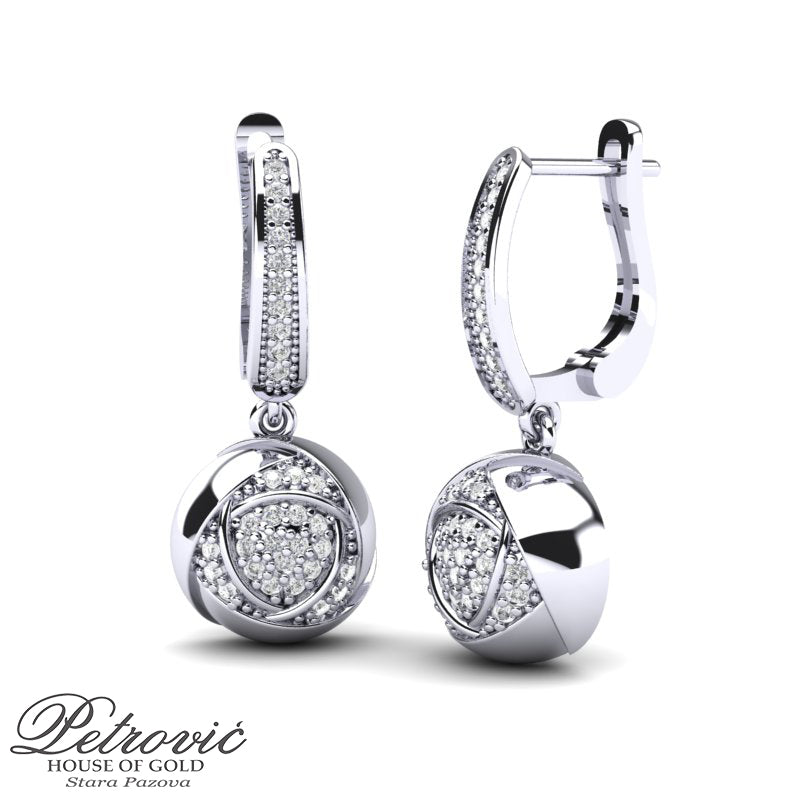 Zlatne viseće minđuše sa kuglastim priveskom ukrašenim cirkonima i detaljima u obliku spirale, izrađene od belog zlata prikazane na beloj pozadini iz dva ugla.