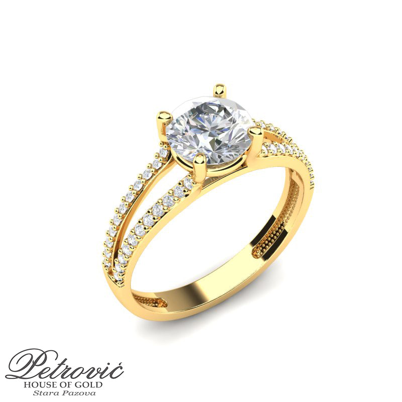 Zlatni verenički prsten izrađen od žutog zlata, sa velikim centralnim okruglim cirkonom i dvostrukim nizom manjih cirkona duž podeljenog obruča, prikazan pod blagim uglom na beloj pozadini.