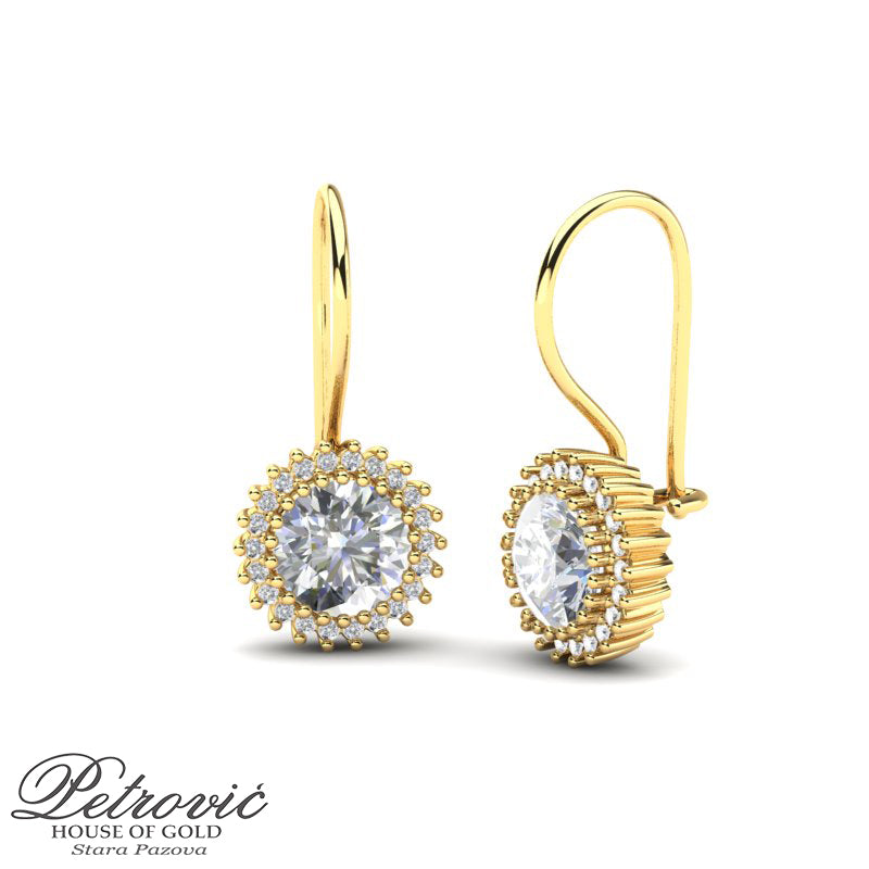 Zlatne minđuše od žutog zlata sa velikim centralnim kamenom i kružnim okvirom od sitnih cirkona, prikazane na beloj pozadini iz dva ugla.
