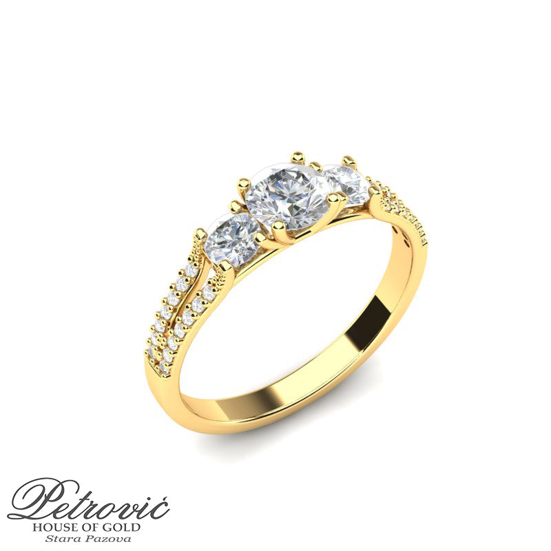 Verenički prsten od žutog zlata sa tri okrugla dijamanta postavljena u nizu, dodatno ukrašen nizovima sitnih dijamanata duž obruča, prikazan na beloj pozadini iz bočnog ugla.