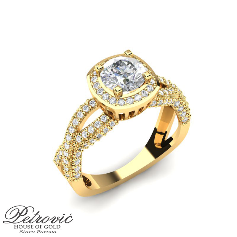 Luksuzni verenički prsten izrađen od žutog zlata, sa velikim okruglim centralnim dijamantom i prepletenim obručem ukrašenim sitnim dijamantima, prikazan iz kosog ugla na beloj pozadini.