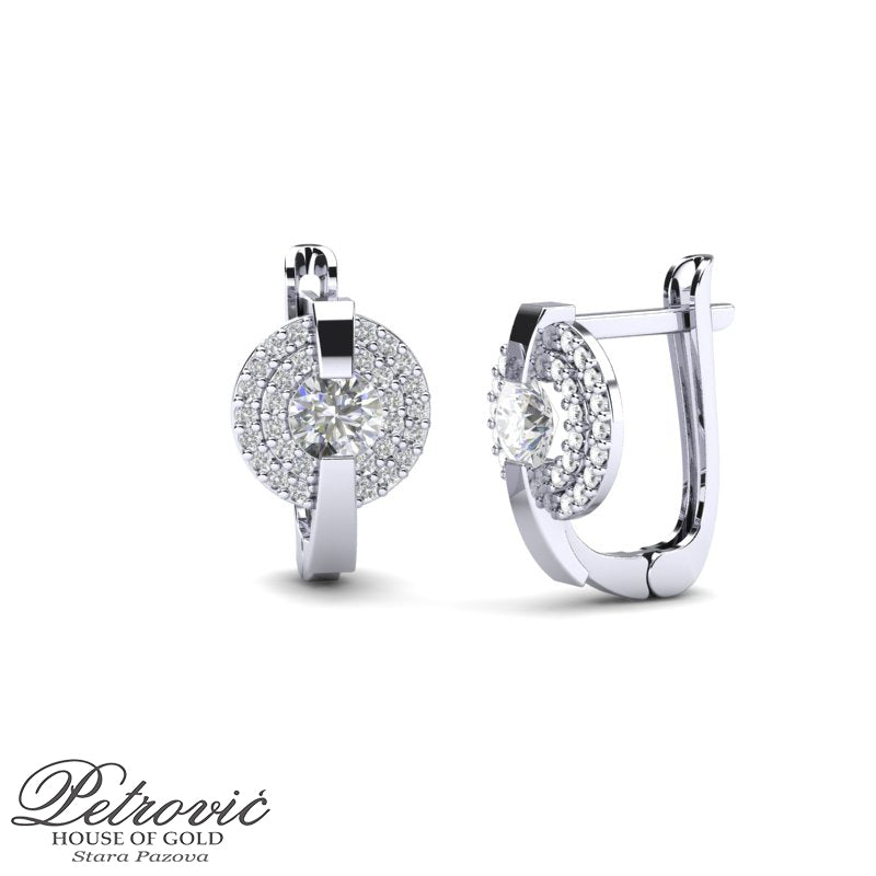 Zlatne minđuše na kopčanje u obliku kruga sa cirkonima i centralnim kristalom, izrađene od belog zlata, prikazane na beloj pozadini iz dva ugla