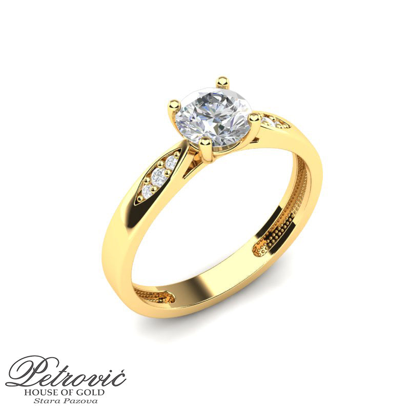 Verenički prsten izrađen od žutog zlata sa velikim centralnim cirkonom i tri manja cirkona sa svake strane, prikazan iz kosog ugla na beloj pozadini.