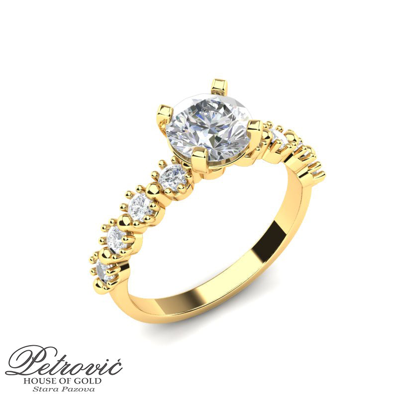 Verenički prsten kraljevske izrade prikazan na beloj pozadini iz gornjeg kosog ugla.