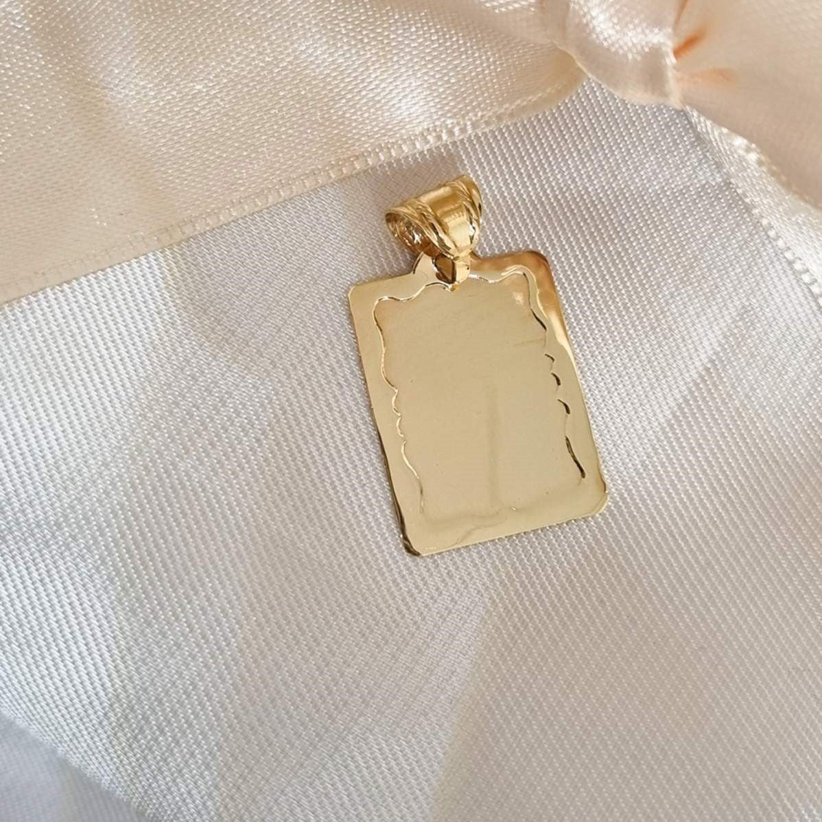 Zlatni privezak pločica sa ukrasnim ivicama