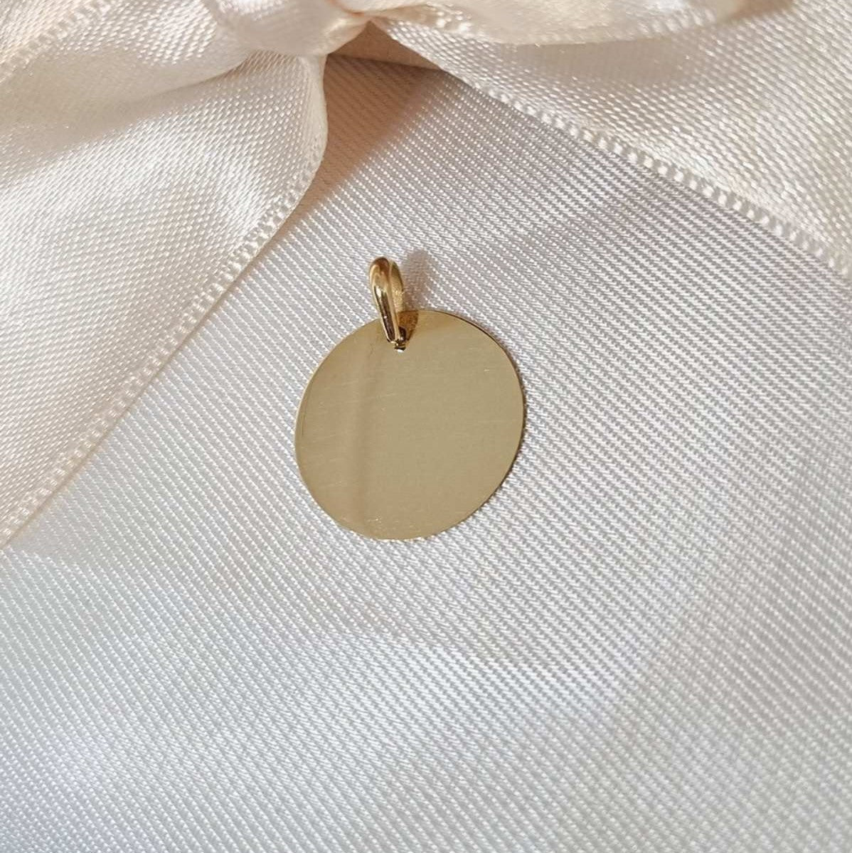 Okrugli zlatni privezak sa glatkom površinom za graviranje