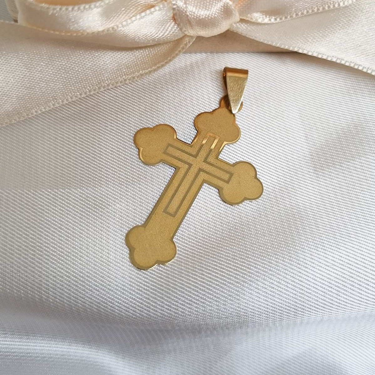 Zlatni privezak klasičan krst