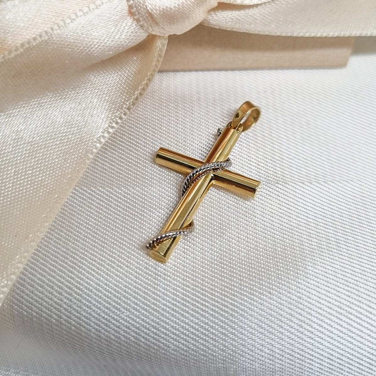 Zlatni privezak krst sa detaljima