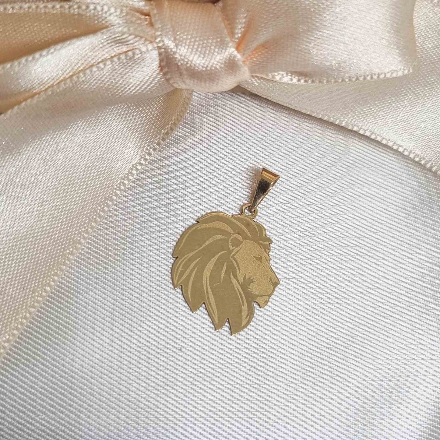 Zlatni privezak sa graviranom glavom lava