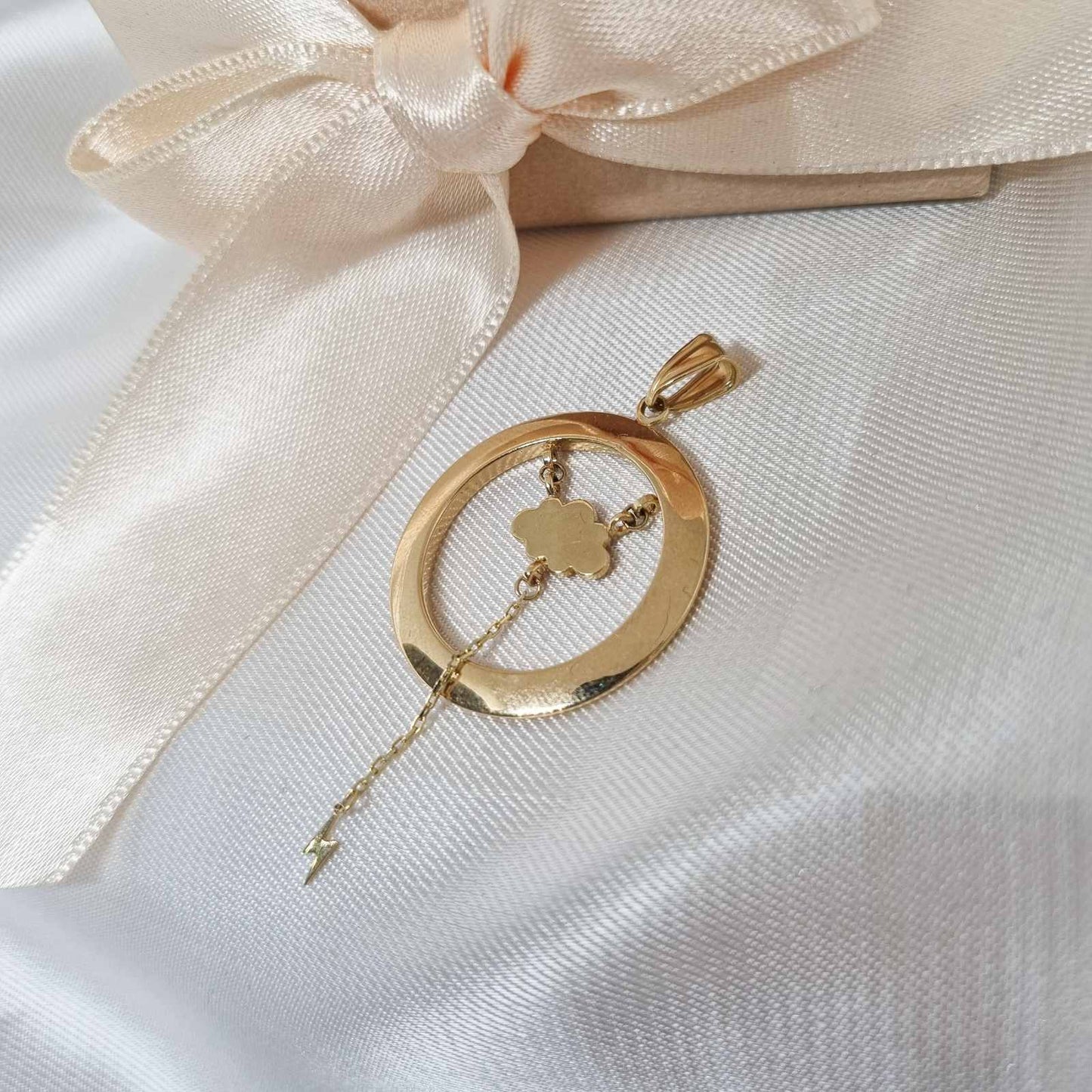 Zlatni privezak oblak sa okruglim okvirom