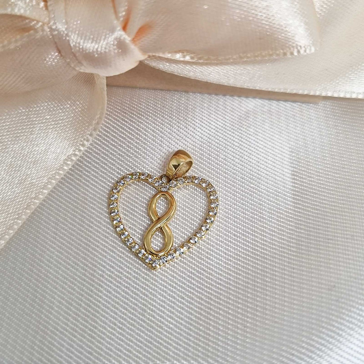 Zlatni privezak srce sa simbolom beskonačnosti