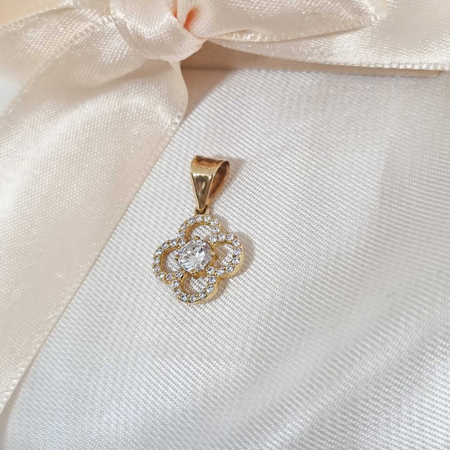 Zlatni privezak cvet sa cirkonima